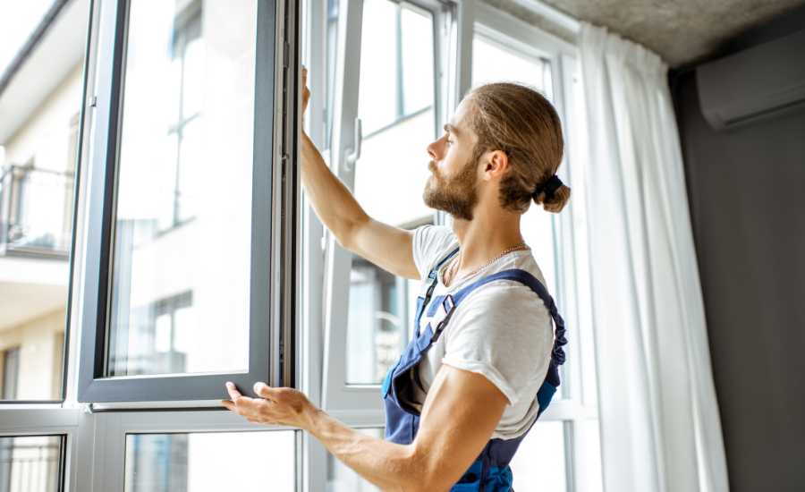 Udskiftning af vinduer - Håndværker i færd med at udskifte vinduer