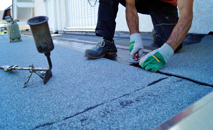 tagdækker der lægger tagpap