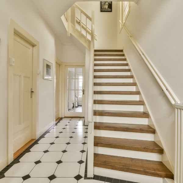 Trappe med brune trin og hvid ræling