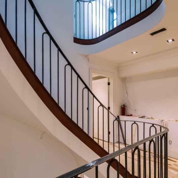 Hvid trappe med brun ræling