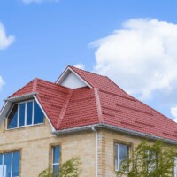 Gult hus med rødt tag af let tegl