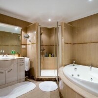 træfarvet badeværelse med hvidt badekar