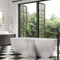 Klassisk badeværelse med et hvidt badekar med sorte og hvide tegl