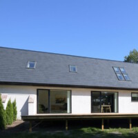 Hvidt hus med tag af naturskifer