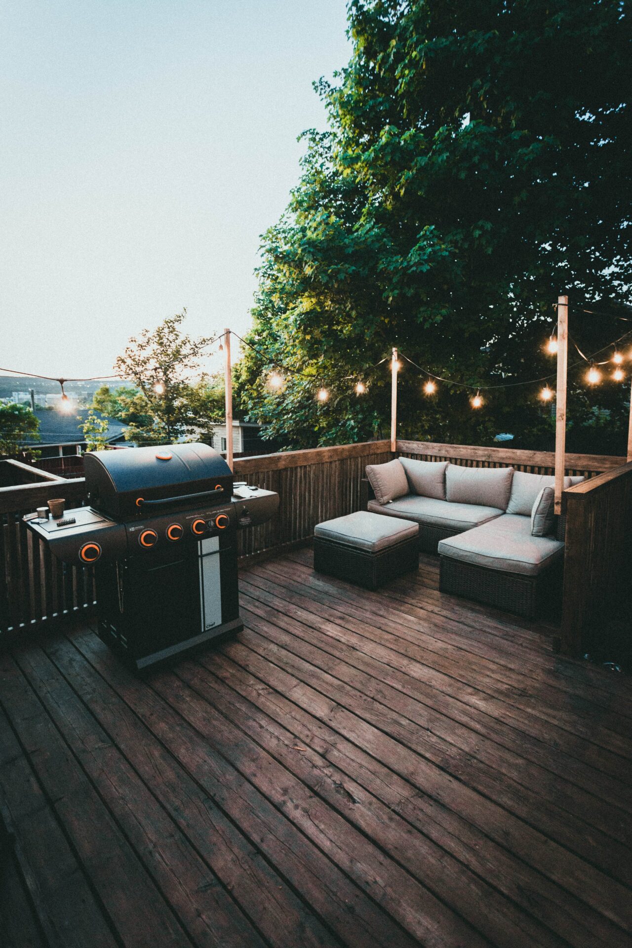 træterrasse med en grill og havesofa